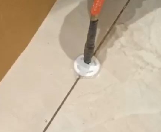 坡头瓷砖空鼓维修公司专业解答瓷砖在铺贴过程中，如果没有涂抹均匀到位的粘结材料（如水泥砂浆或瓷砖胶），可能会导致以下问题