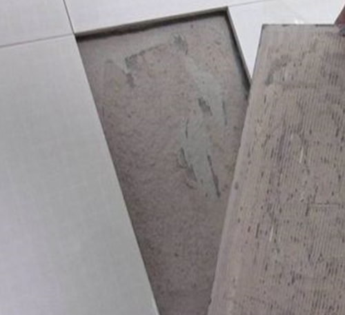 坡头瓷砖空鼓维修公司分享瓷砖铺贴时如果打浆（即涂抹在瓷砖背面和基层上的砂浆或瓷砖胶）过少，会带来以下问题